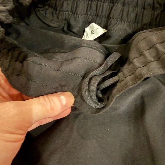 Lululemon Hotty Hot High-Rise Running Skirt Black Size 4 Built-In Liner - Picture 11 of 11